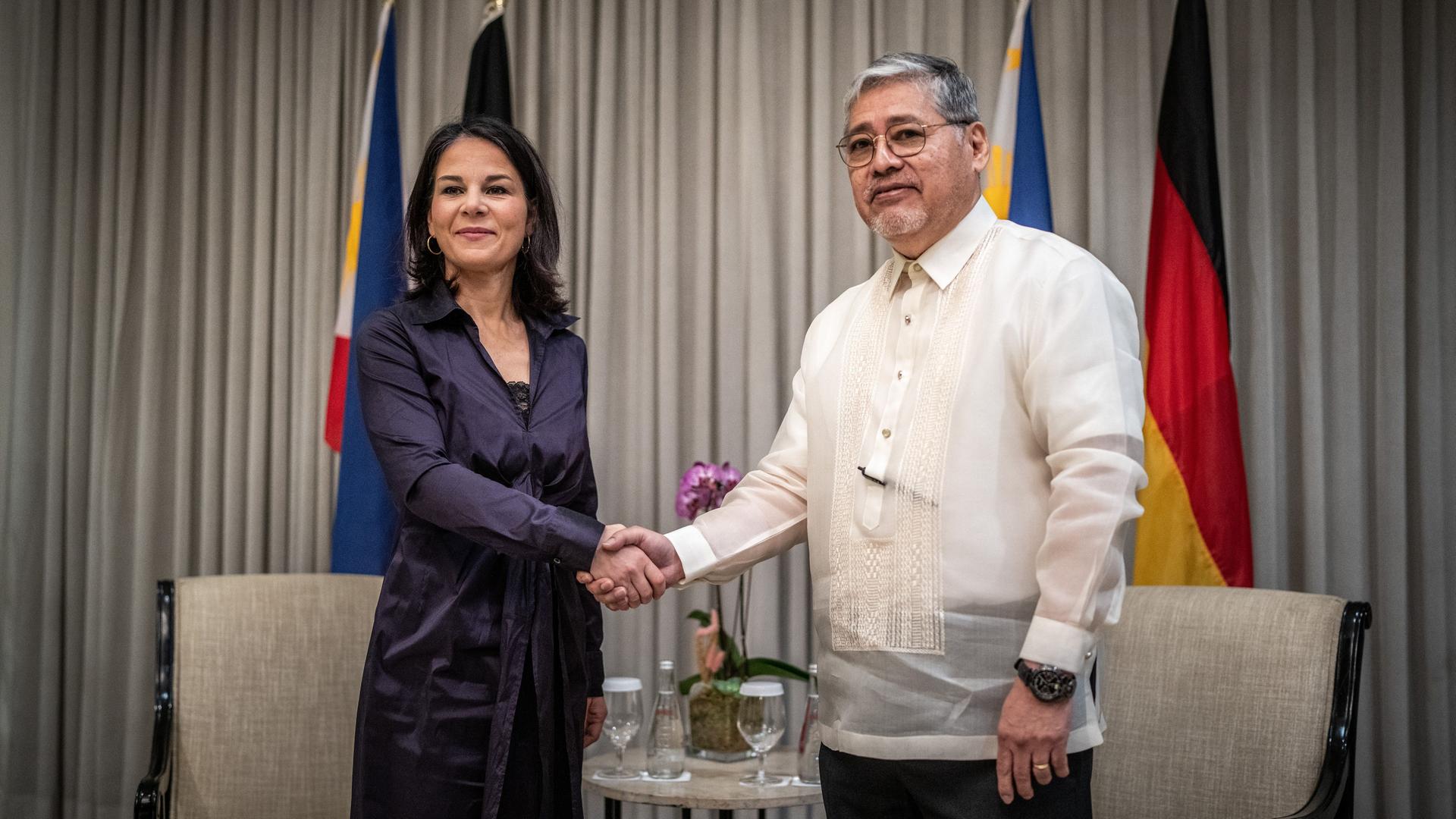 Philippinen, Manila: Annalena Baerbock (Bündnis90/Die Grünen), Außenministerin von Deutschland, trifft ihren Amtskollegen, Enrique Manalo, Außenminister der Philippinen. Philippinen, Manila: Annalena Baerbock (Bündnis90/Die Grünen), Außenministerin von Deutschland, trifft ihren Amtskollegen, Enrique Manalo, Außenminister der Philippinen.