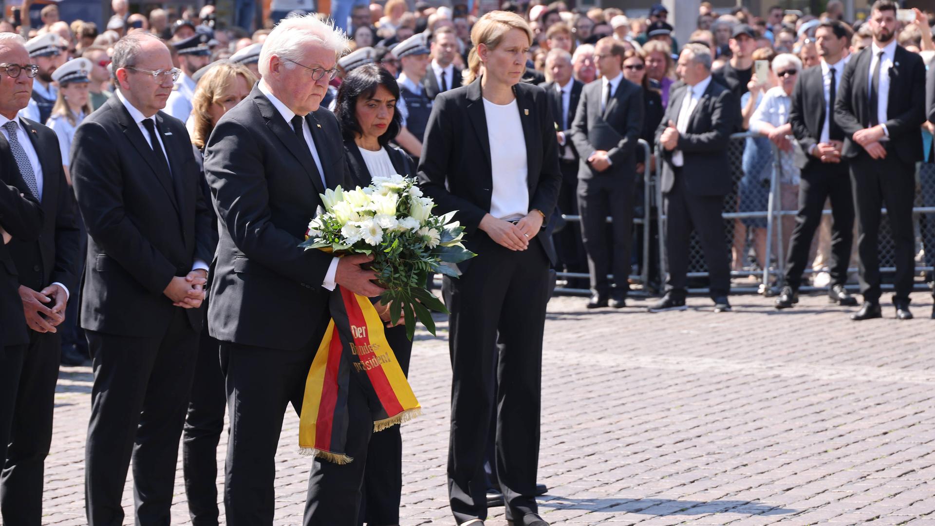 An der Gedenkveranstaltung auf dem Mannheimer Marktplatz für den getöteten Polizisten nahm unter anderem Bundespräsident Steinmeier teil.