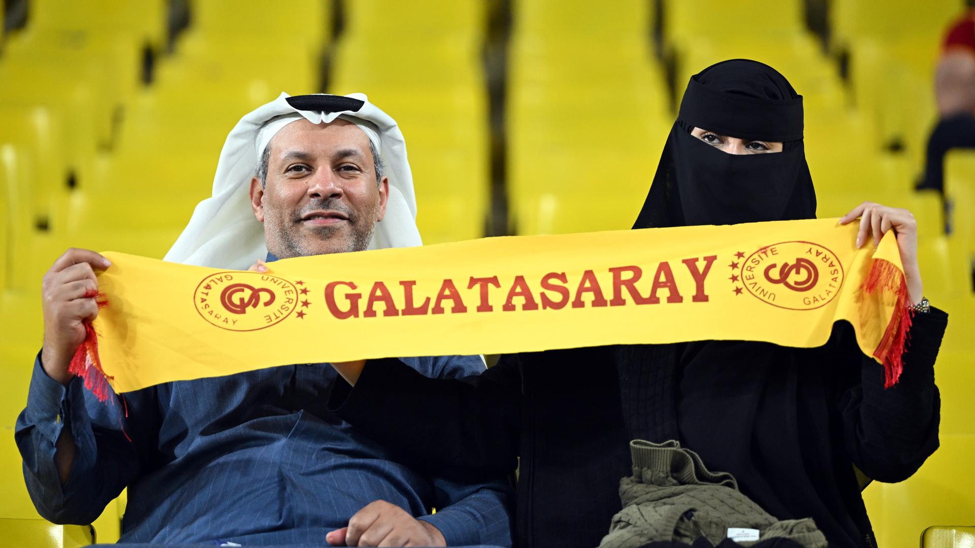 Fans halten vor dem später abgesagten Spiel um den türkischen Supercup zwischen Galatasaray und Fenerbahce Istanbul einen Schal hoch. Fans halten vor dem später abgesagten Spiel um den türkischen Supercup zwischen Galatasaray und Fenerbahce Istanbul einen Schal hoch.