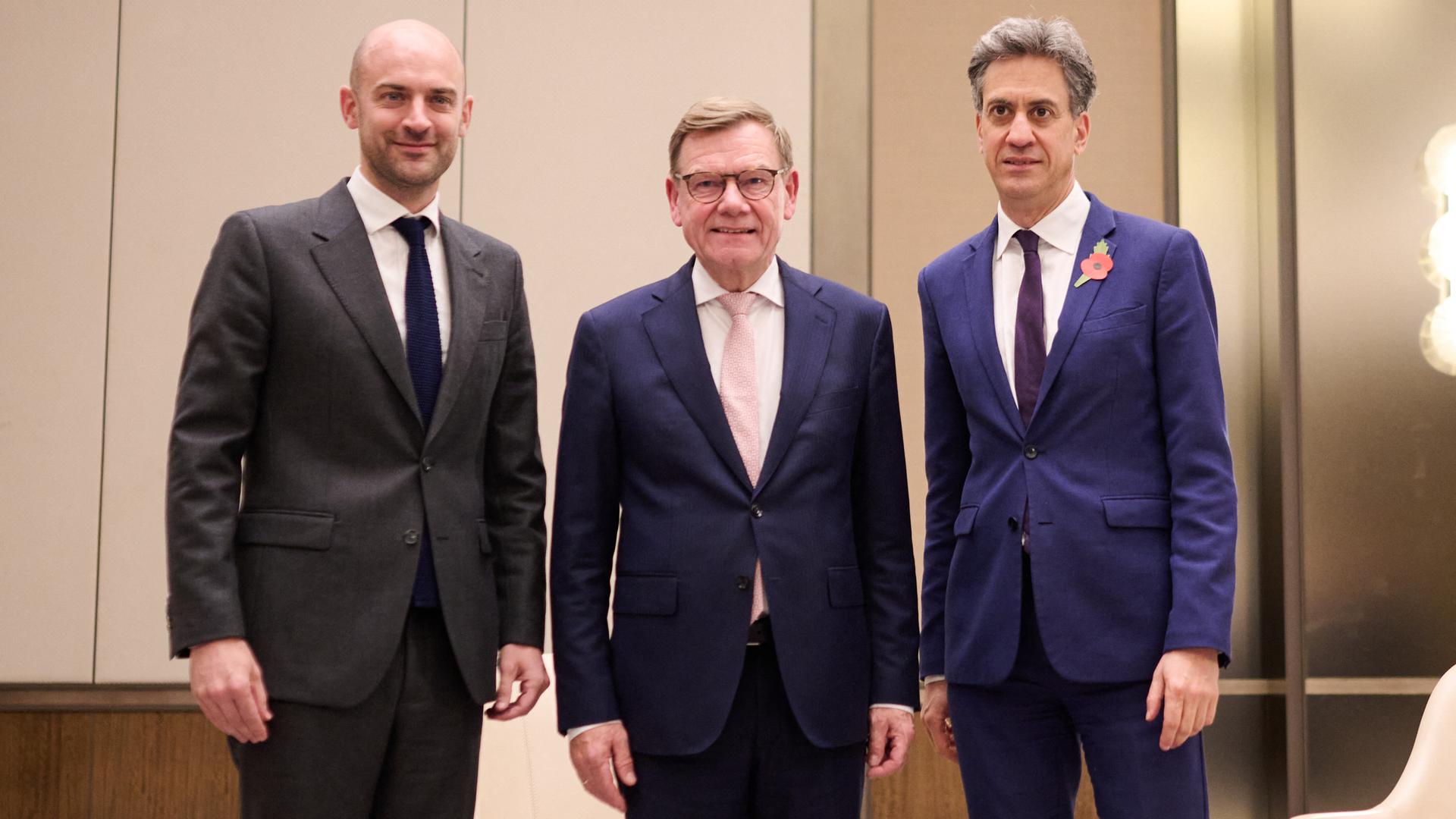 Jean-Noël Barrot (l-r), Außenminister von Frankreich, Johann Wadephul (CDU), Außenminister, und Ed Miliband, Außenminister von Großbritannien, stehen während eines Treffen von Außenministern zusammen.