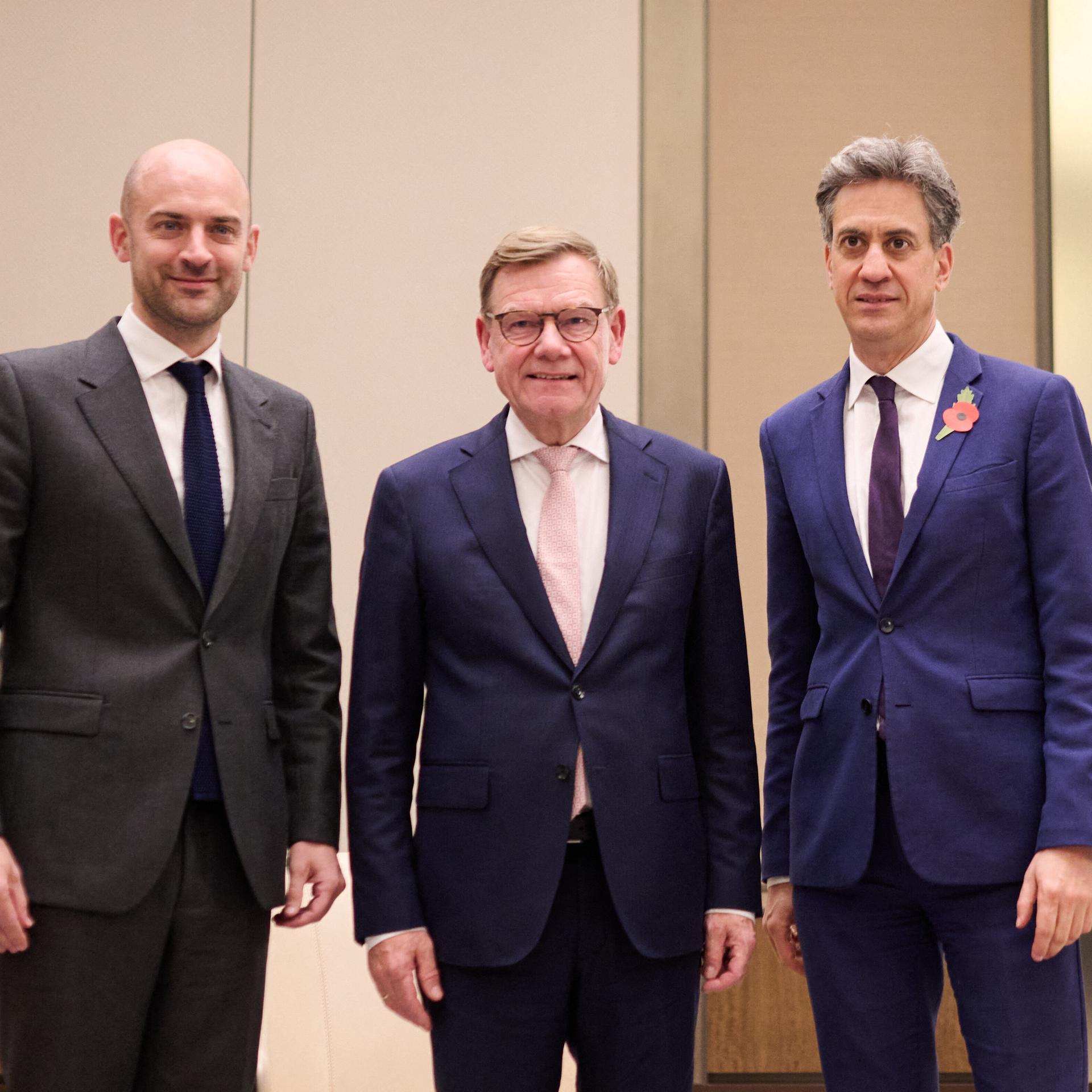 Jean-Noël Barrot (l-r), Außenminister von Frankreich, Johann Wadephul (CDU), Außenminister, und Ed Miliband, Außenminister von Großbritannien, stehen während eines Treffen von Außenministern zusammen.