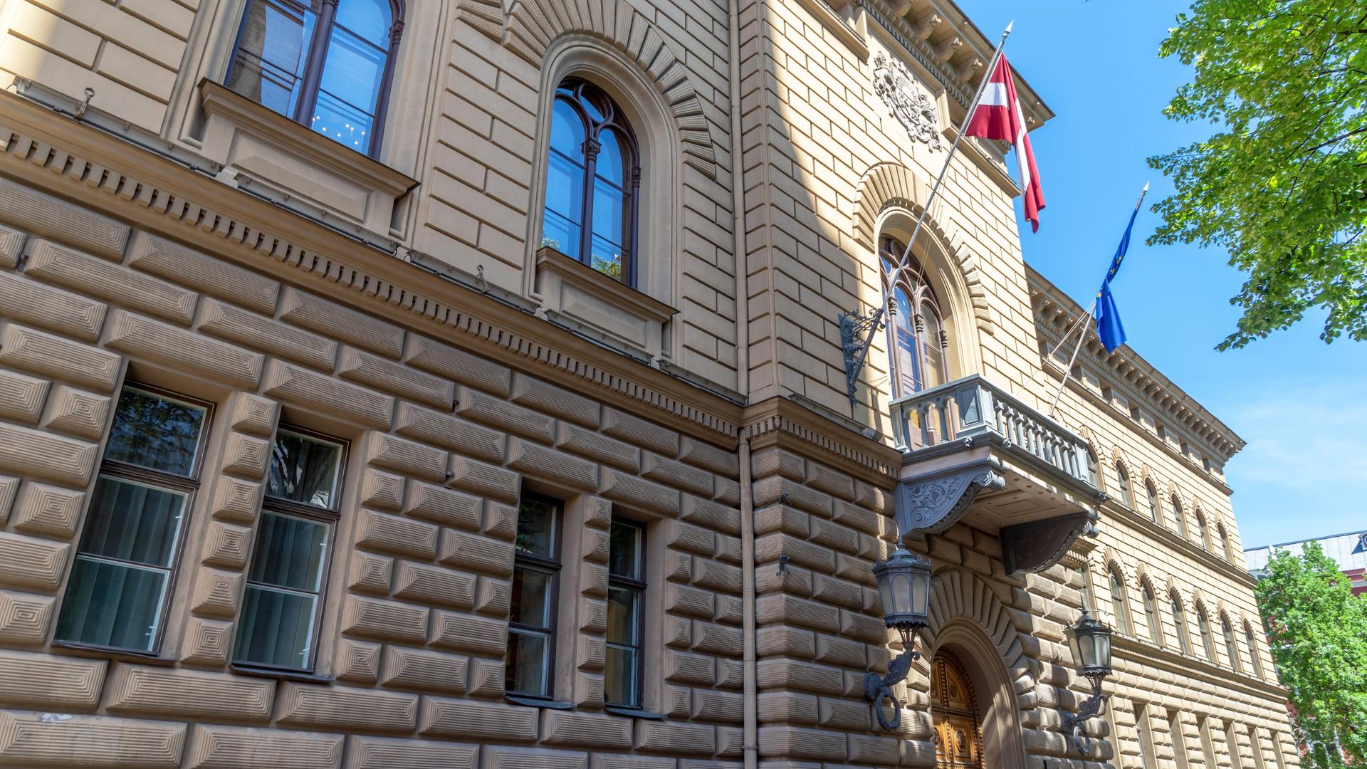 Die lettische und die EU-Flagge hängen an der Fassade des lettischen Parlamentsgebäudes in Riga Die lettische und die EU-Flagge hängen an der Fassade des lettischen Parlamentsgebäudes in Riga
