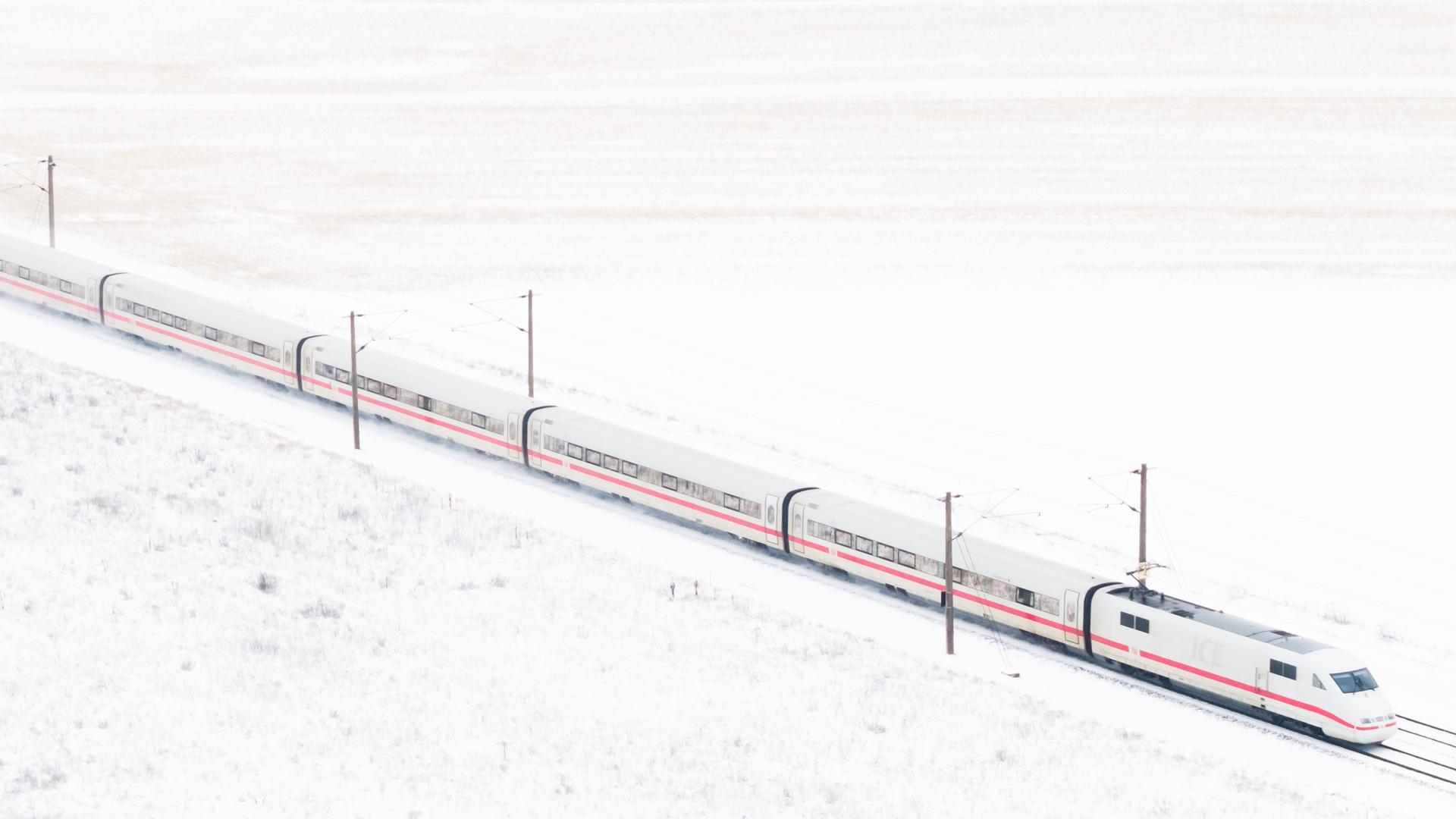 Ein ICE der Deutschen Bahn fährt bei Schnee in der Region Hannover auf der ICE-Strecke Hannover-Berlin.