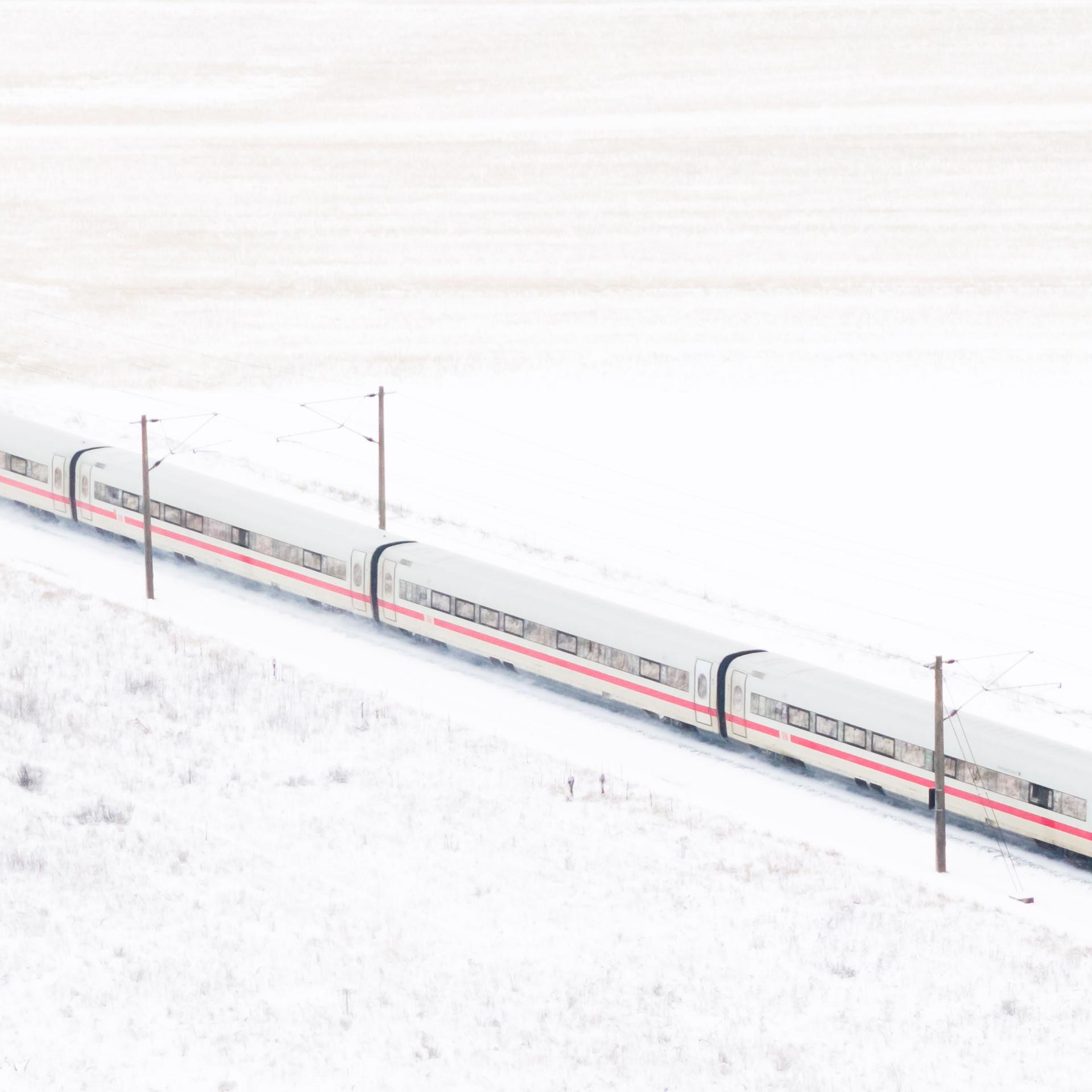 Ein ICE der Deutschen Bahn fährt bei Schnee in der Region Hannover auf der ICE-Strecke Hannover-Berlin.