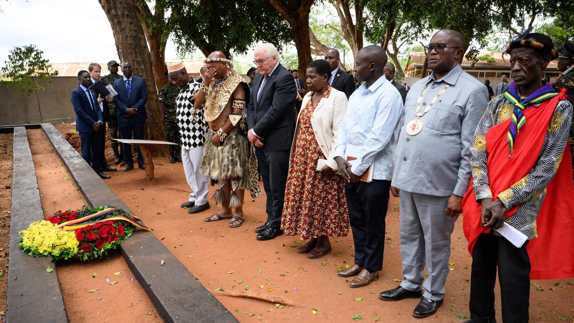 Bundespräsident Frank-Walter Steinmeier legt zusammen mit Nachfahren der Helden des Maji-Maji-Krieges am Denkmal im Memorial Park von Songea einen Kranz nieder. Steinmeier beendete seine Tansania-Reise am Mittwoch mit einem Beitrag zur Aufarbeitung der deutschen Kolonialvergangenheit und traf in Songea Familien, deren Vorfahren in einem brutal geführten Krieg in der Kolonie Deutsch-Ostafrika gestorben sind.