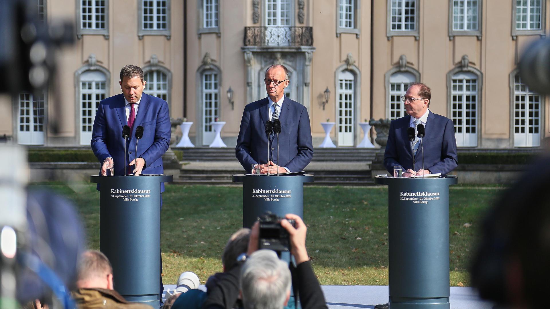 Borsig-Villa Reiherwerder: Kabinettsklausur: L-R: Bundesminister der Finanzen Lars Klingbeil (SPD), Bundeskanzler Friedrich Merz (CDU), Bundesminister des Innern Alexander Dobrindt (CSU) auf einer Pressekonferenz