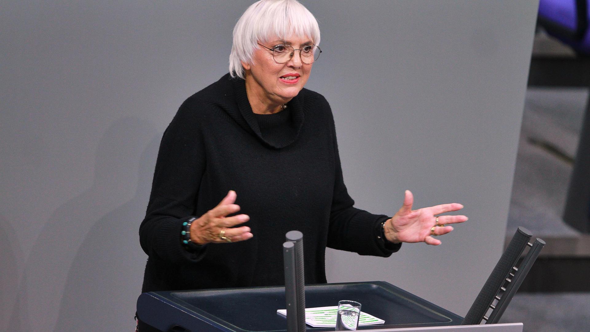 Kulturstaatsministerin Claudia Roth, Grüne, bei einer Rede im Bundestag an einem Rednerpult stehend Kulturstaatsministerin Claudia Roth, Grüne, bei einer Rede im Bundestag an einem Rednerpult stehend