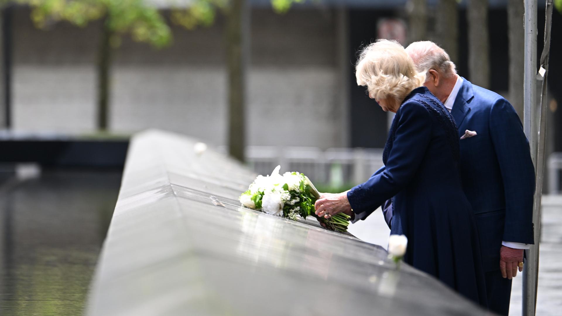 Der britische König Charles III. und Königin Camilla legen Blumen nieder an der Gedenkstätte Ground Zero in New York.