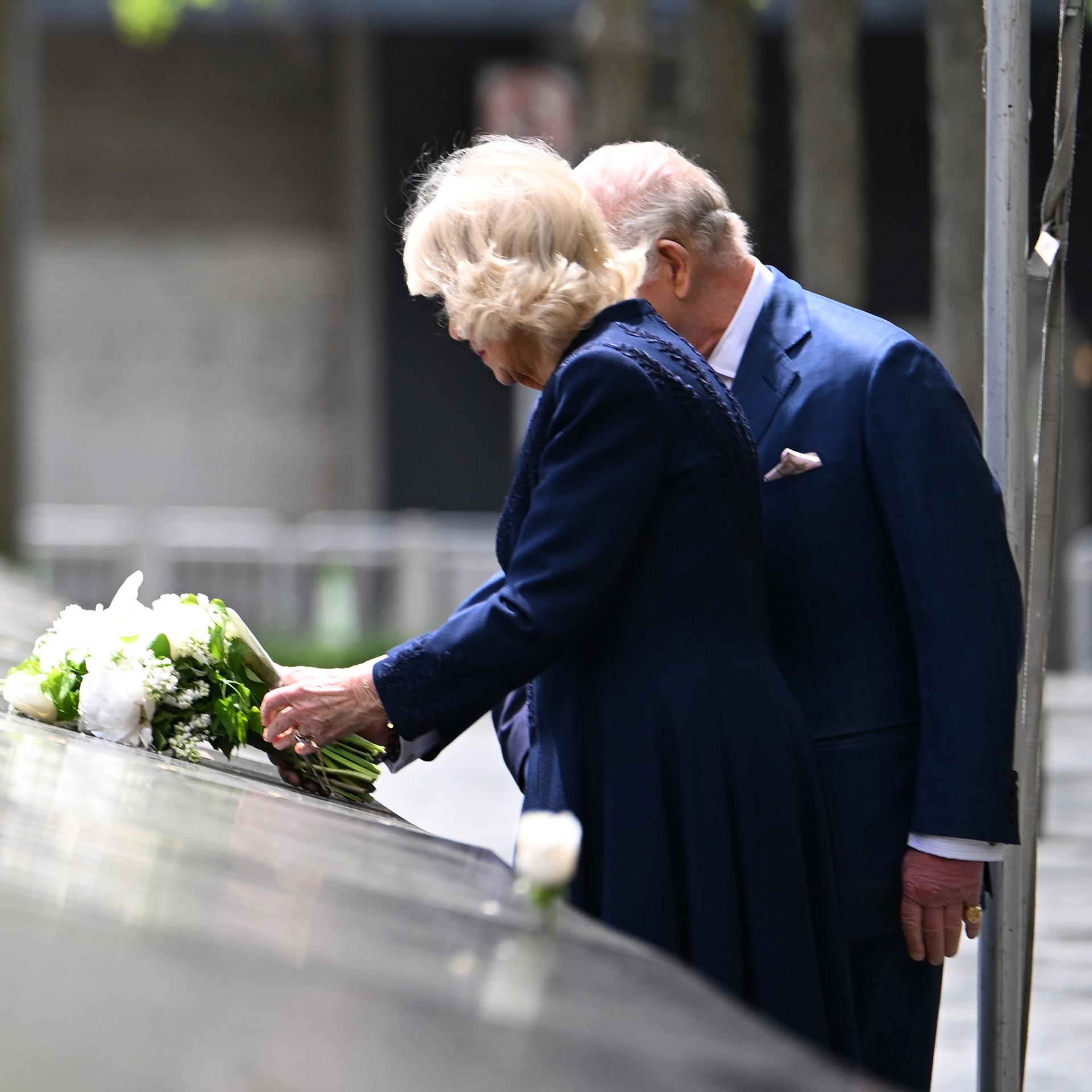 Der britische König Charles III. und Königin Camilla legen Blumen nieder an der Gedenkstätte Ground Zero in New York.