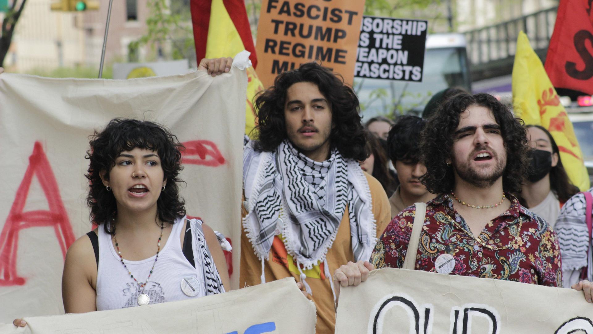 Protestierende Studenten vor der Columbia University in New York. Protestierende Studenten vor der Columbia University in New York.
