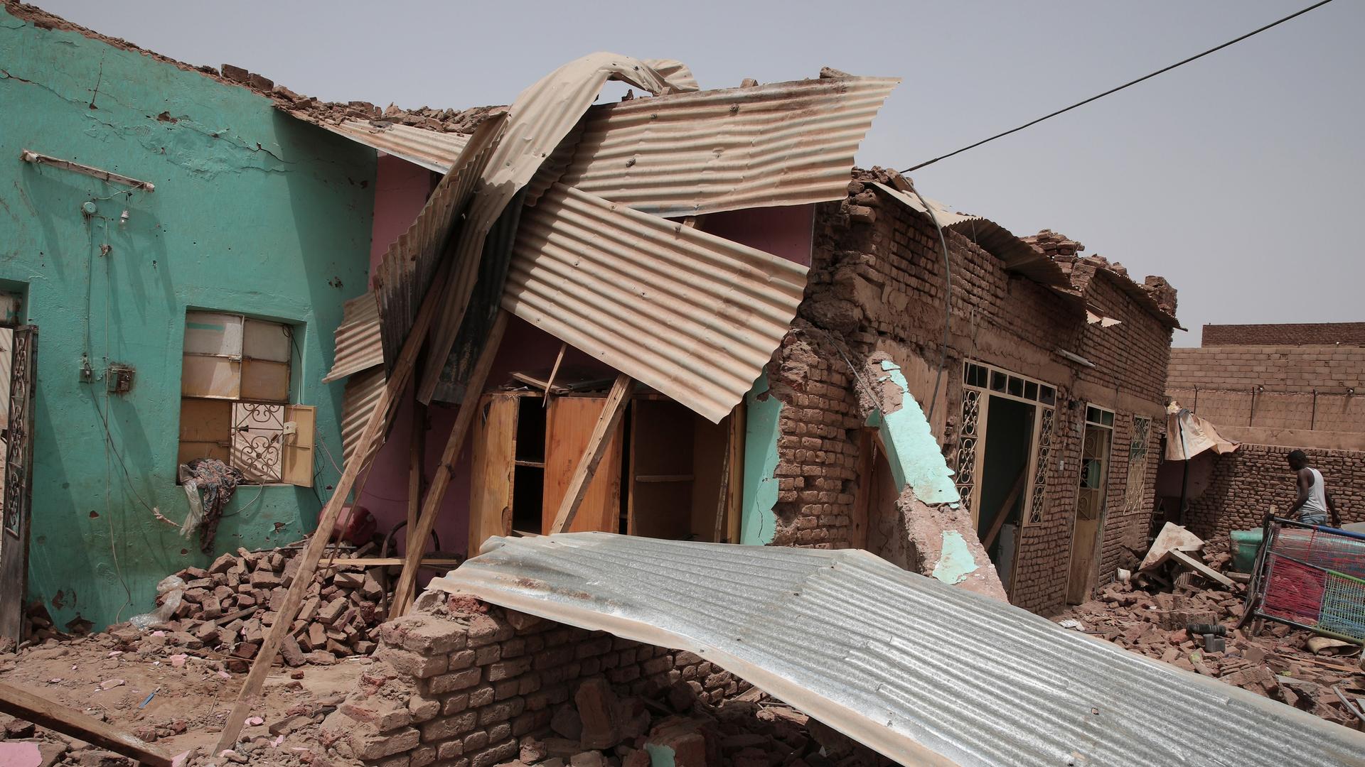 Ein durch Kämpfe zerstörtes Haus in Khartum (Sudan) 