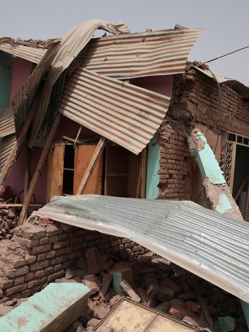 Ein durch Kämpfe zerstörtes Haus in Khartum (Sudan) 