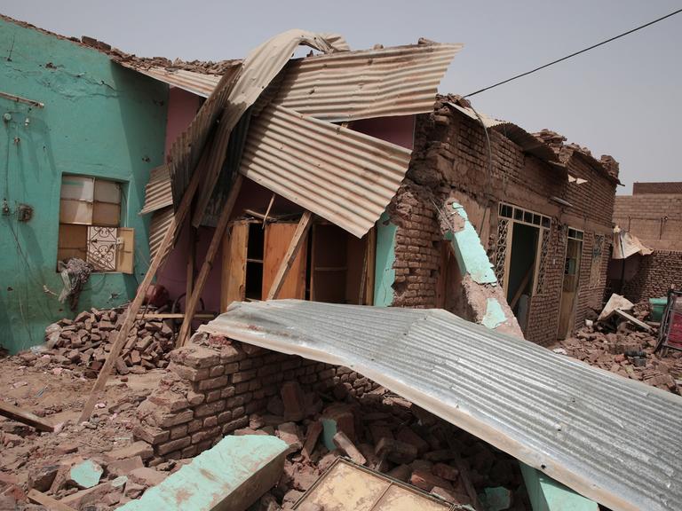 Ein durch Kämpfe zerstörtes Haus in Khartum (Sudan) 