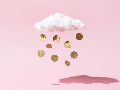 Illustration: aus eine Wolke vor rosa farbigen Hintergrund fallen goldene Münzen.