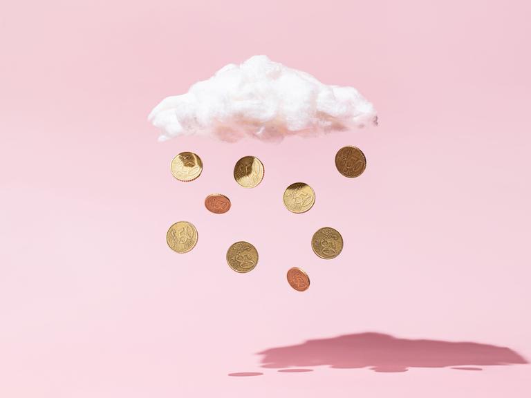 Illustration: aus eine Wolke vor rosa farbigen Hintergrund fallen goldene Münzen.
