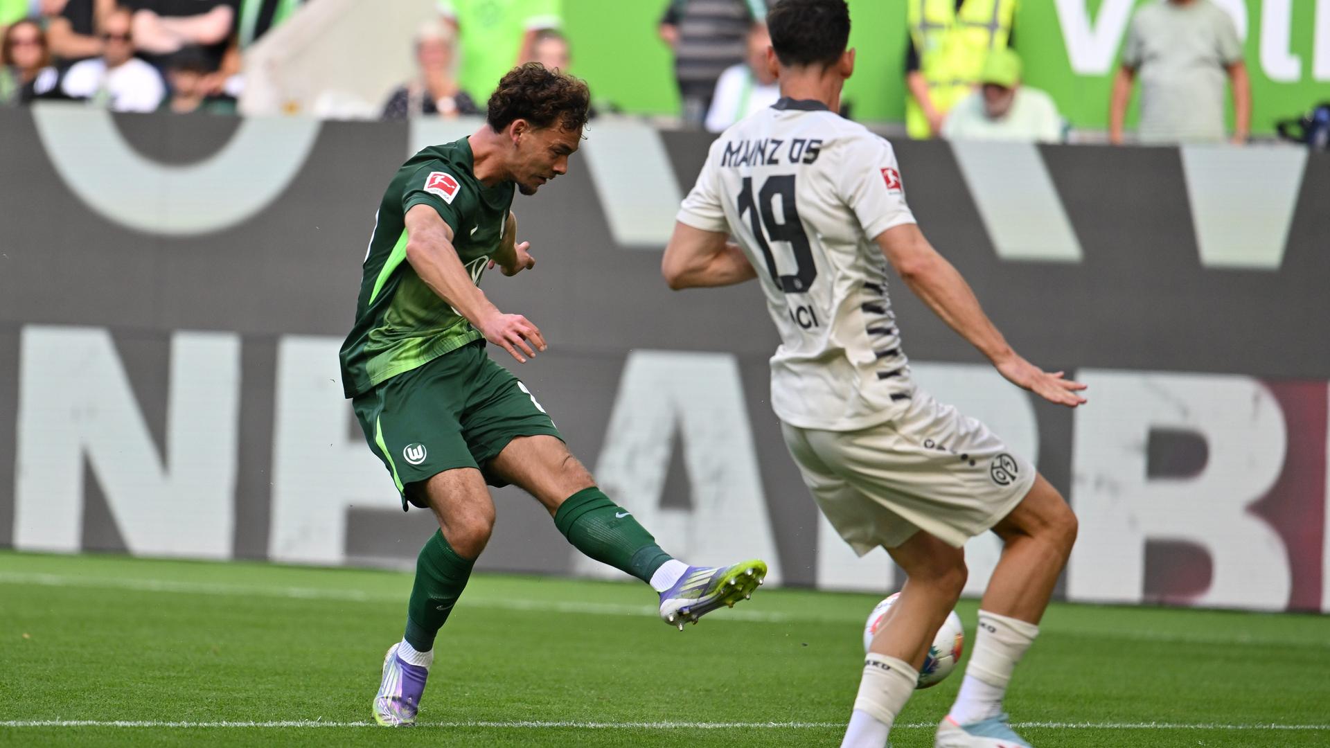 Aaron Zehnter vom VfL Wolfsburg erzielt das Tor zum 1:0 vorbei am Mainzer Anthony Caci. Aaron Zehnter vom VfL Wolfsburg erzielt das Tor zum 1:0 vorbei am Mainzer Anthony Caci.