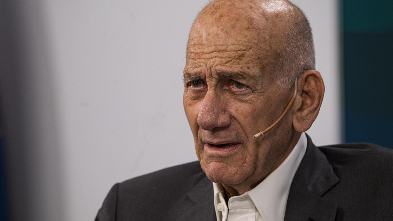 Ehud Olmert am 4. Oktober 2025 auf einer Bühne Ehud Olmert am 4. Oktober 2025 auf einer Bühne