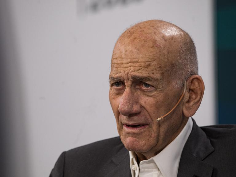 Ehud Olmert am 4. Oktober 2025 auf einer Bühne