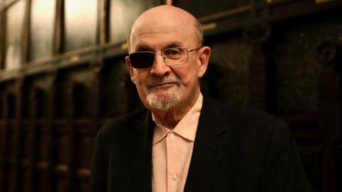 Der Schriftsteller Salman Rushdie lächelt verhalten in die Kamera Der Schriftsteller Salman Rushdie lächelt verhalten in die Kamera