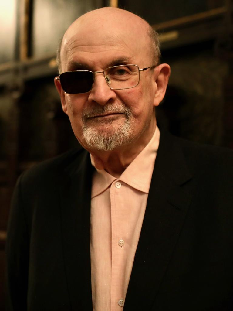 Der Schriftsteller Salman Rushdie lächelt verhalten in die Kamera