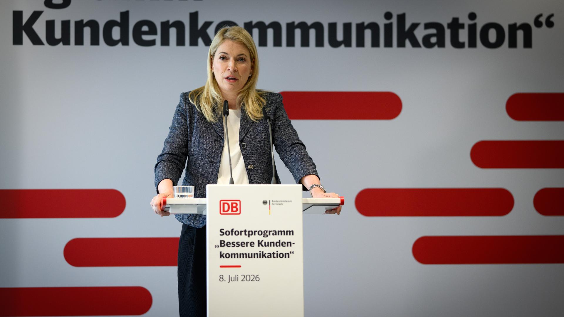 Evelyn Palla, Vorstandsvorsitzende der Deutschen Bahn AG, stellt bei einer Pressekonferenz das Sofortprogramm „Bessere Kundenkommunikation“ der Deutschen Bahn vor. Evelyn Palla, Vorstandsvorsitzende der Deutschen Bahn AG, stellt bei einer Pressekonferenz das Sofortprogramm „Bessere Kundenkommunikation“ der Deutschen Bahn vor.