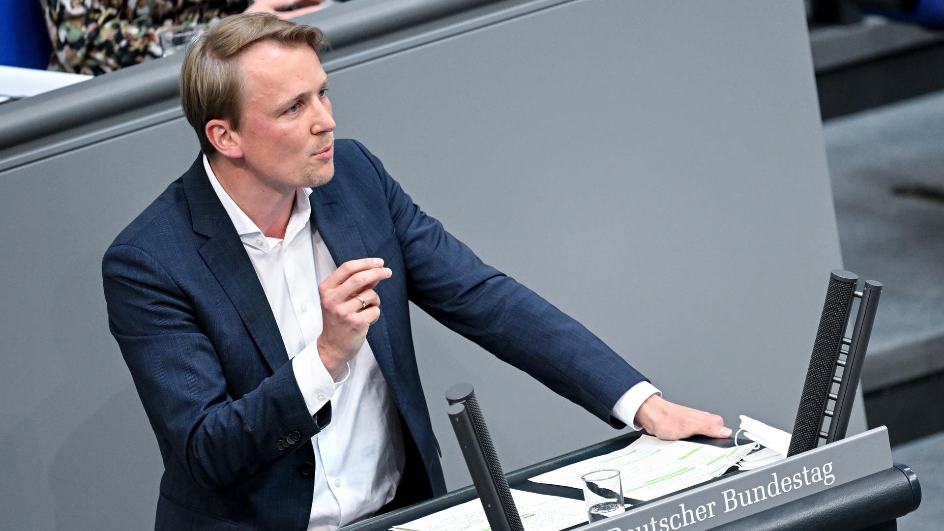 Jan-Niclas Gesenhues (Bündnis 90/Die Grünen) spricht am Redepult im Bundestag