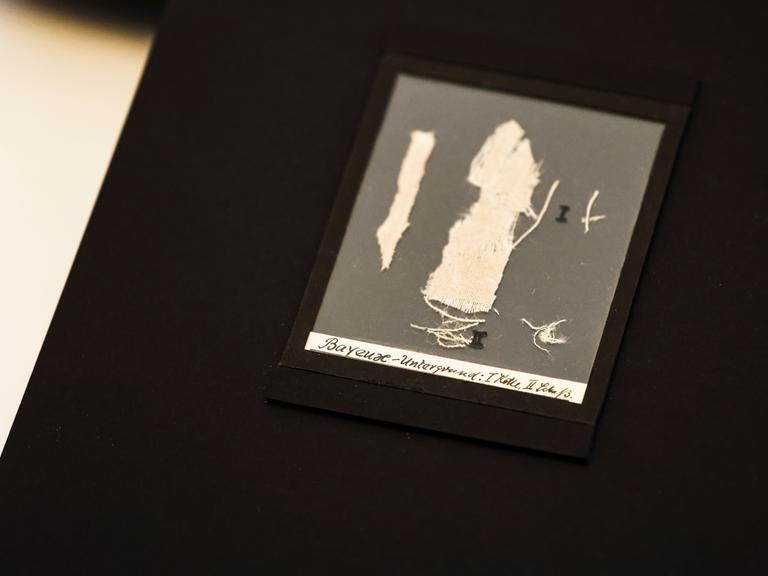 Ein Fragment des Teppichs von Bayeux ist im Landesarchiv Schleswig aufgestellt. 