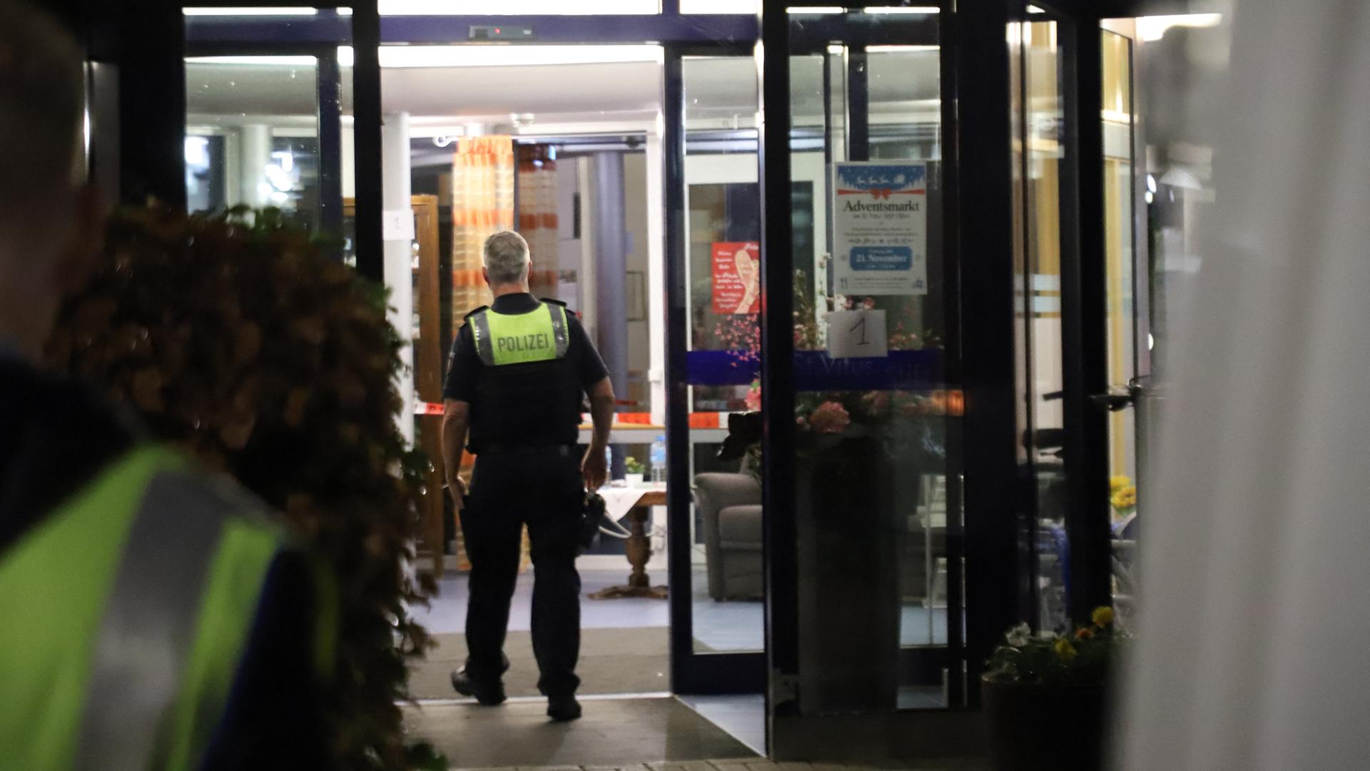 Ein Polizist betritt das Seniorenheim in Olfen im Münsterland. 