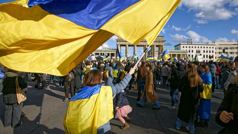 Pro-ukrainische Demonstration am 24.2.2024 in Berlin mit blau-gelben Flaggen vor dem Brandenburger Tor