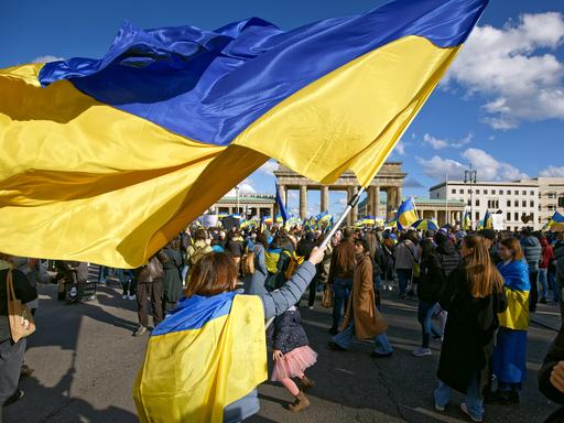 Pro-ukrainische Demonstration am 24.2.2024 in Berlin mit blau-gelben Flaggen vor dem Brandenburger Tor