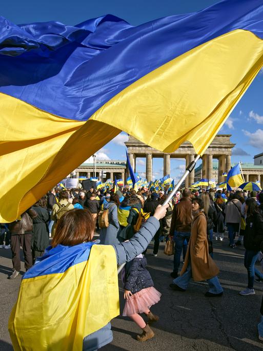 Pro-ukrainische Demonstration am 24.2.2024 in Berlin mit blau-gelben Flaggen vor dem Brandenburger Tor