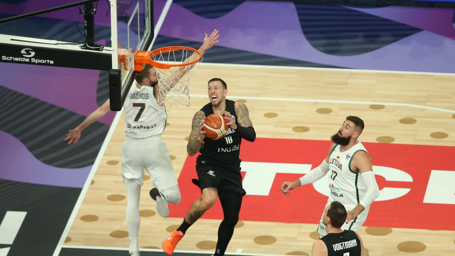 Daniel Theis beim Korbleger gegen zwei gegnerische Spieler aus Litauen. Daniel Theis beim Korbleger gegen zwei gegnerische Spieler aus Litauen.