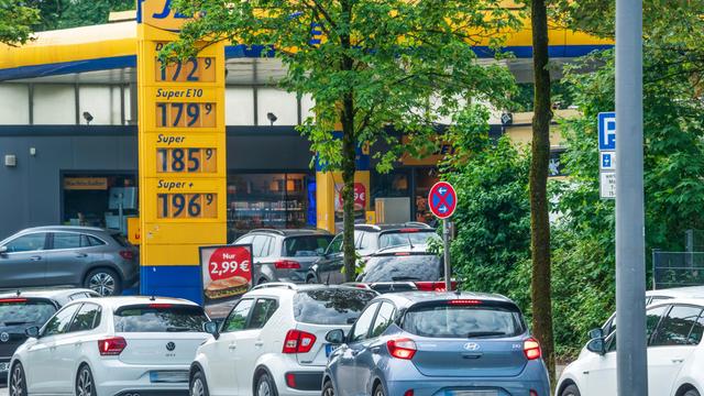 Das Foto zeigt eine Tankstelle in München. Viele Auto-Fahrer warten darauf, ihr Auto zu betanken.