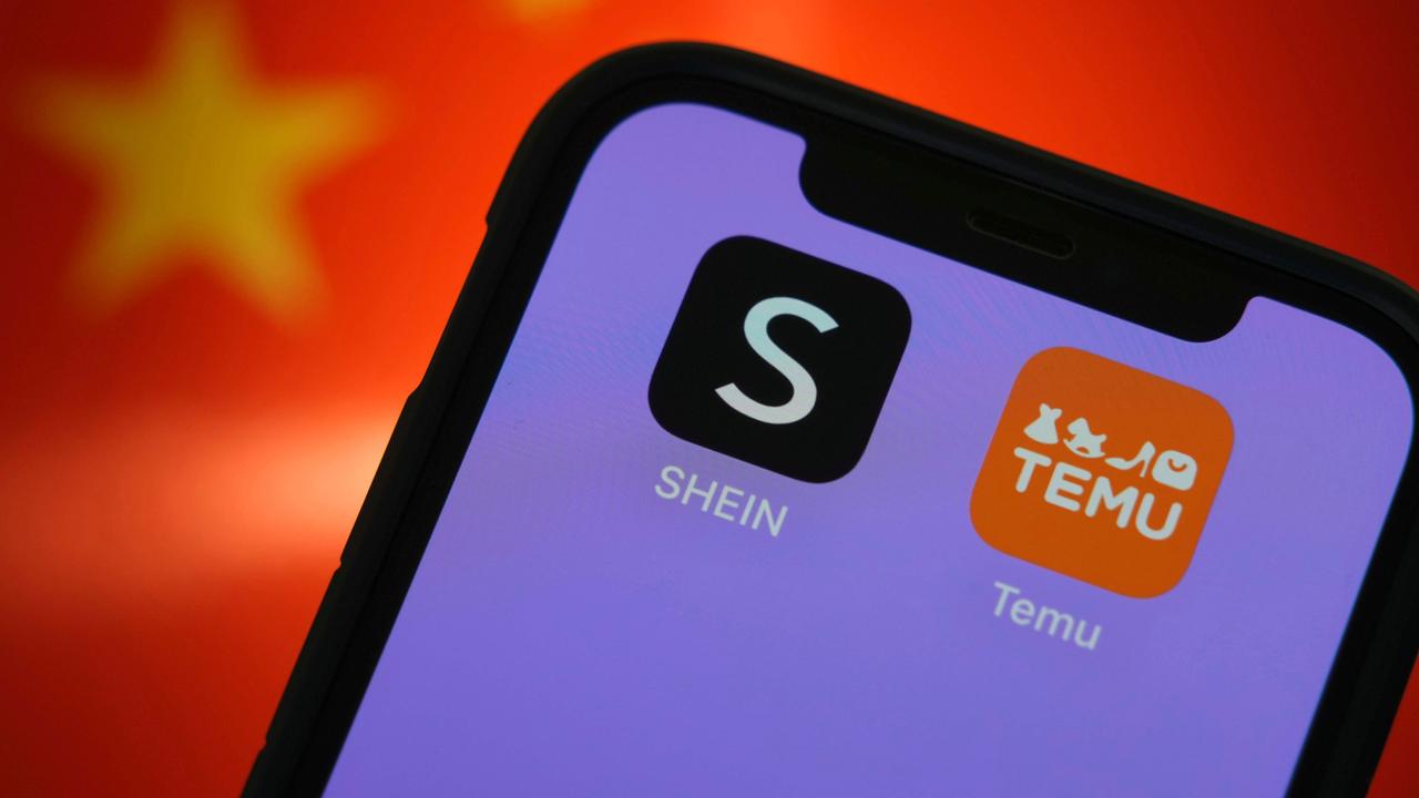 Die App-Logos der Online-Billighändler Temu und Shein sind auf einem Smartphon zu sehen. Im Hintergrund ist die chinesische Flagge unscharf angedeutet.