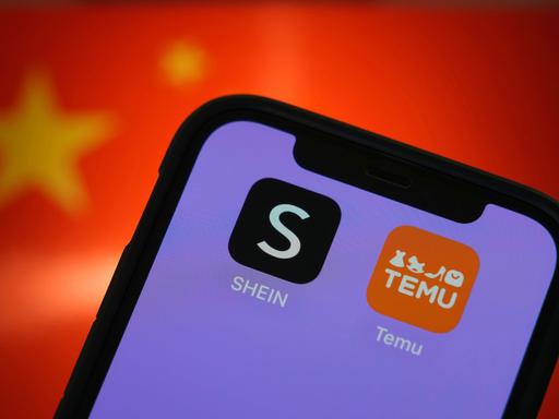 Die App-Logos der Online-Billighändler Temu und Shein sind auf einem Smartphon zu sehen. Im Hintergrund ist die chinesische Flagge unscharf angedeutet.