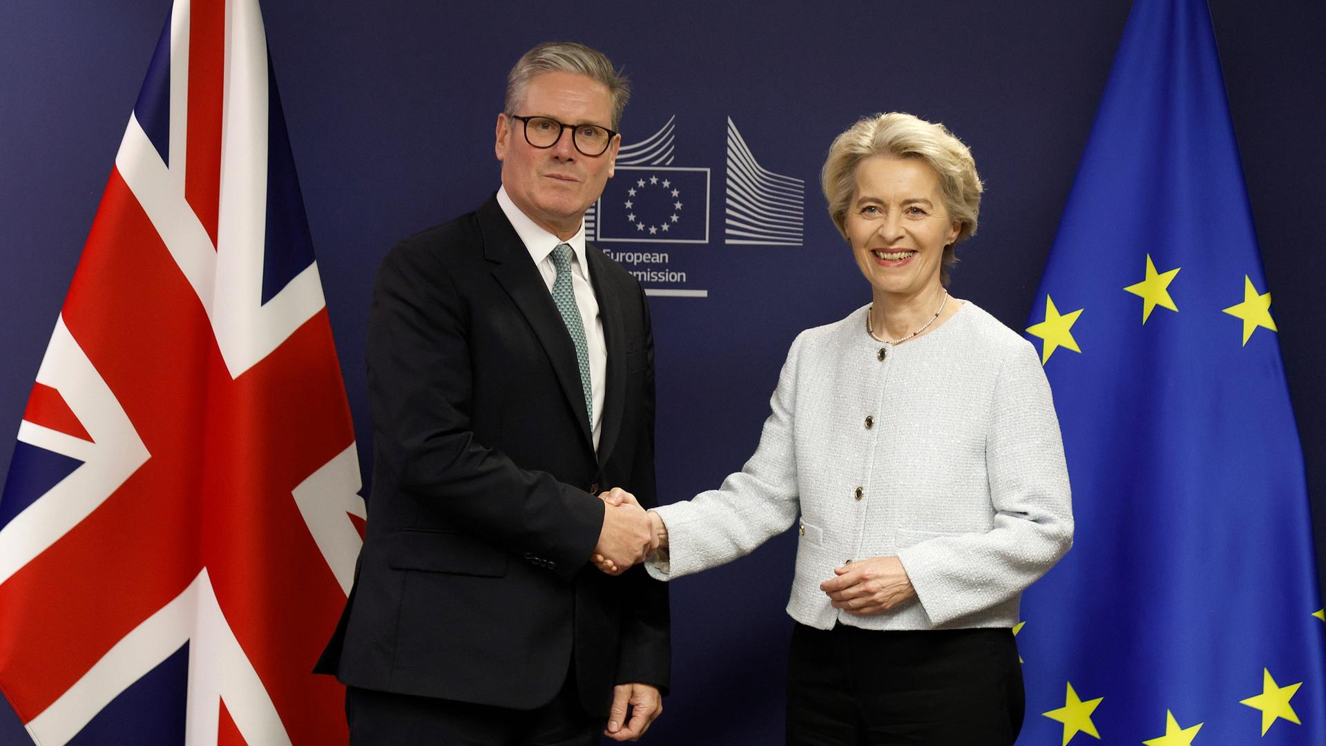 Britischer Premierminister Starmer schüttelt EU-Kommissionspräsidentin von der Leyen die Hand.