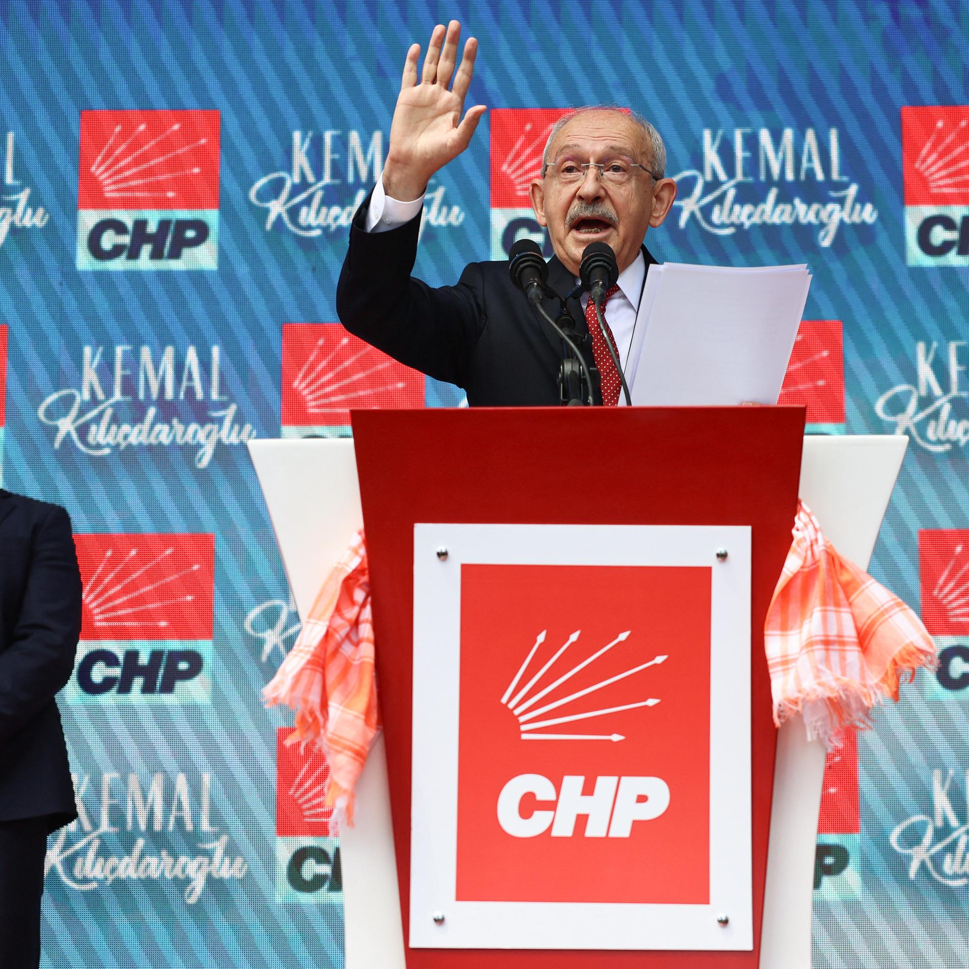 Der eingesetzte CHP-Chef Kilicdaroglu spricht in der CHP-Zentrale. Er steht an einem Pult , auf dem das Parteilogo zu sehen ist.