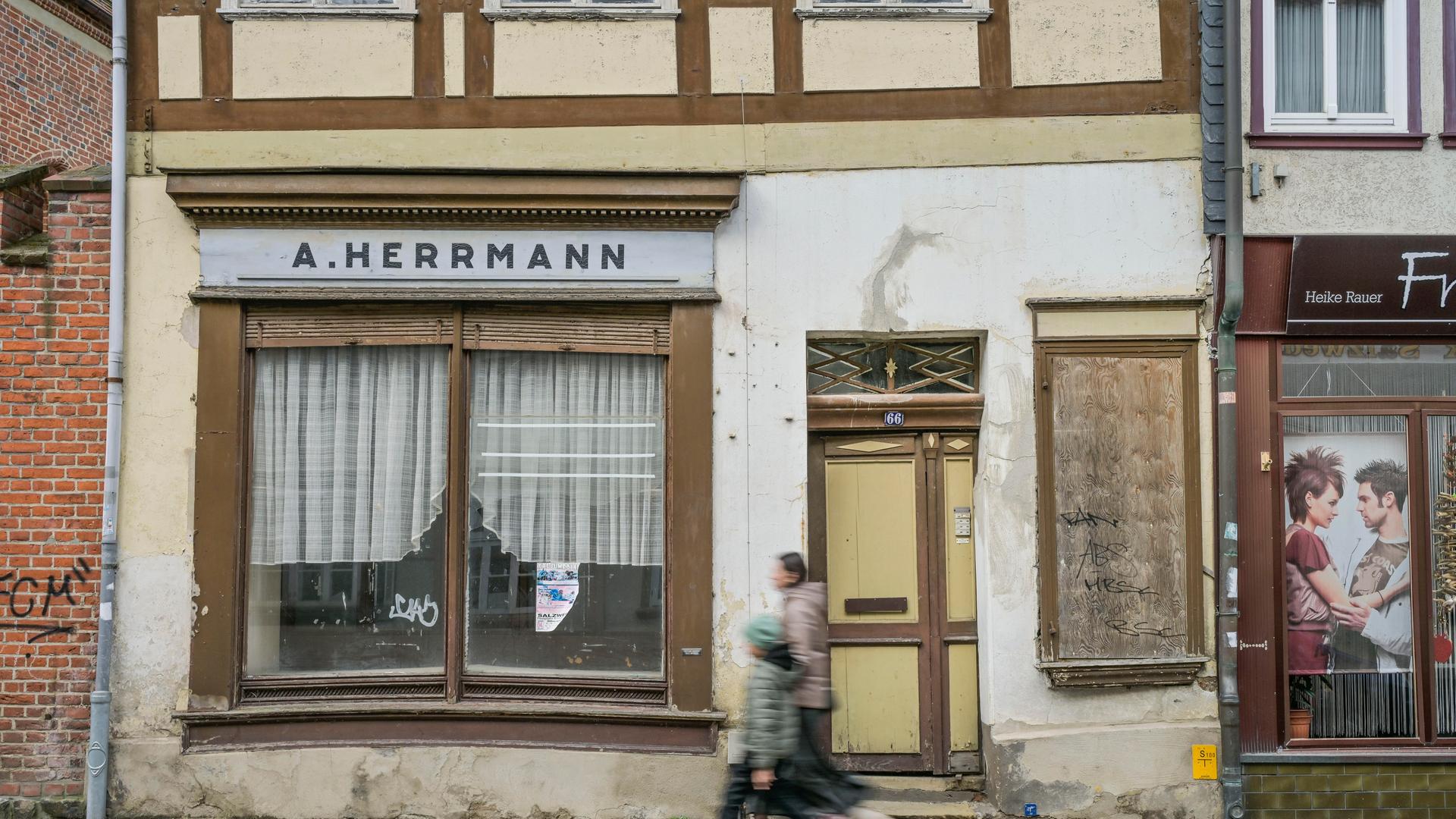 Das Foto zeigt ein verfallenes Haus in der Burgstraße in der Stadt Salzwedel in Sachsen-Anhalt.