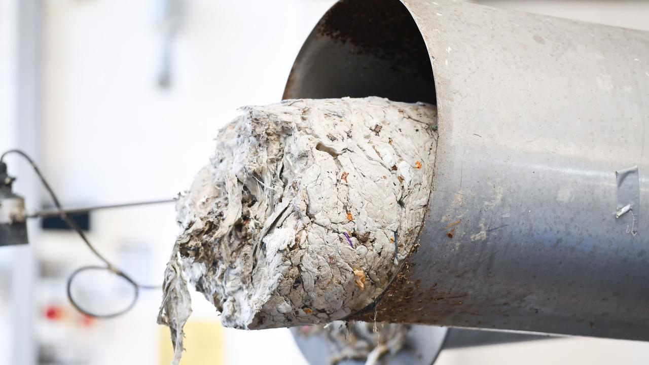 Sogenanntes Rechengut steckt in einem Klärwerk in einer Rohrleitung. 