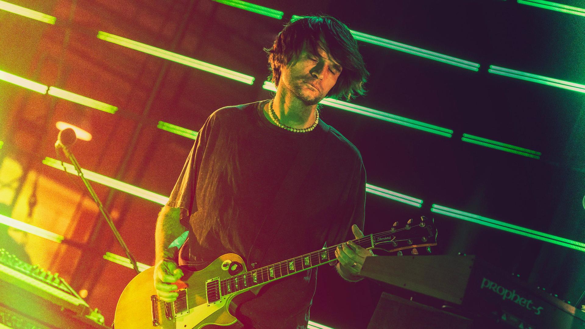 Am 23. Juni 2024 steht Jonny Greenwood mit seiner Band The Smile auf der Bühne des Auditoriums Parco della Musica Ennio Morricone. Am 23. Juni 2024 steht Jonny Greenwood mit seiner Band The Smile auf der Bühne des Auditoriums Parco della Musica Ennio Morricone.