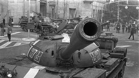 Sowjetische Panzer stehen mit weißer Invasionsmarkierung im Zuge des Prager Frühlings in der Prager Innenstadt. 