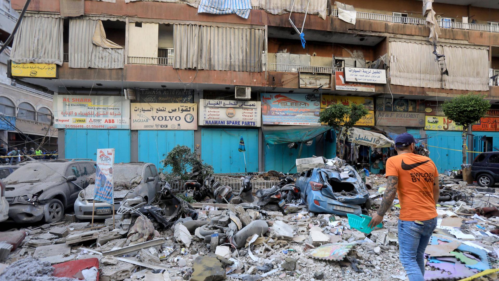 Ein Mann vor einem Haus in Beirut/Libanon, das von einer israelischen Rakete getroffen wurde.