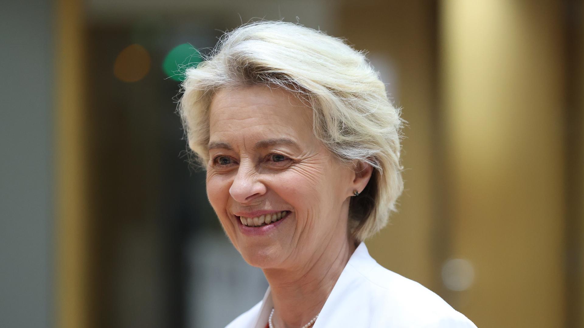 EU-Kommissionpräsidentin Ursula von der Leyen (CDU) lächelt