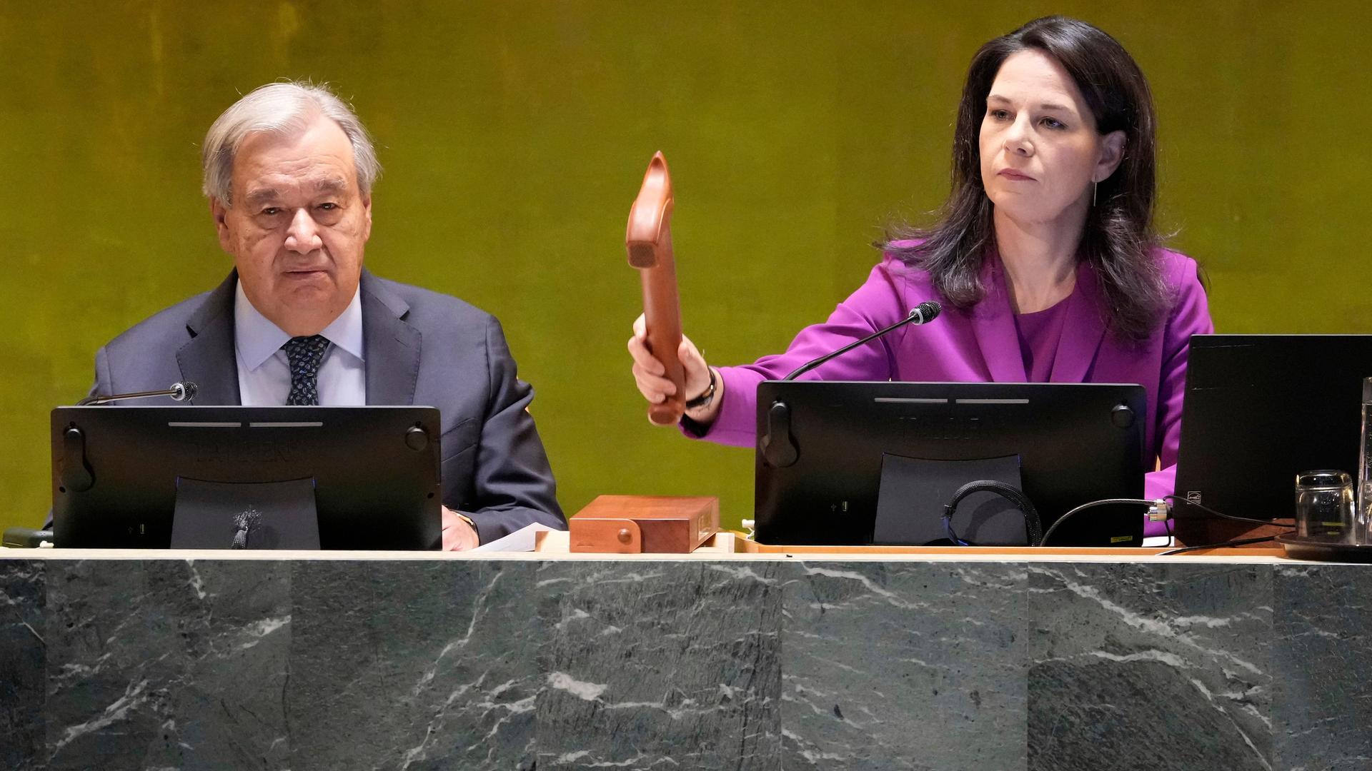 Annalena Baerbock eröffnet neben UNO-Generalsekretär Antonio Guterres die UNO-Vollversammlung in New York.
