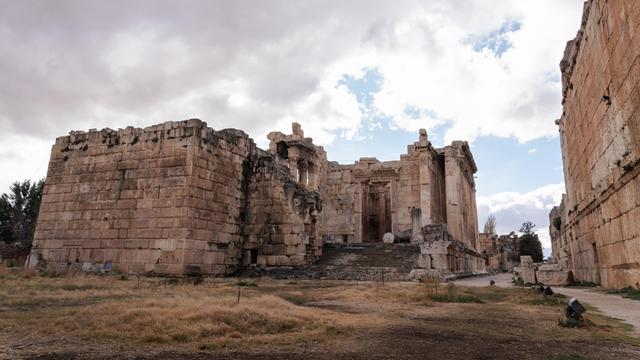 Blick auf den Bacchus-Tempel in Baalbek im Libanon.