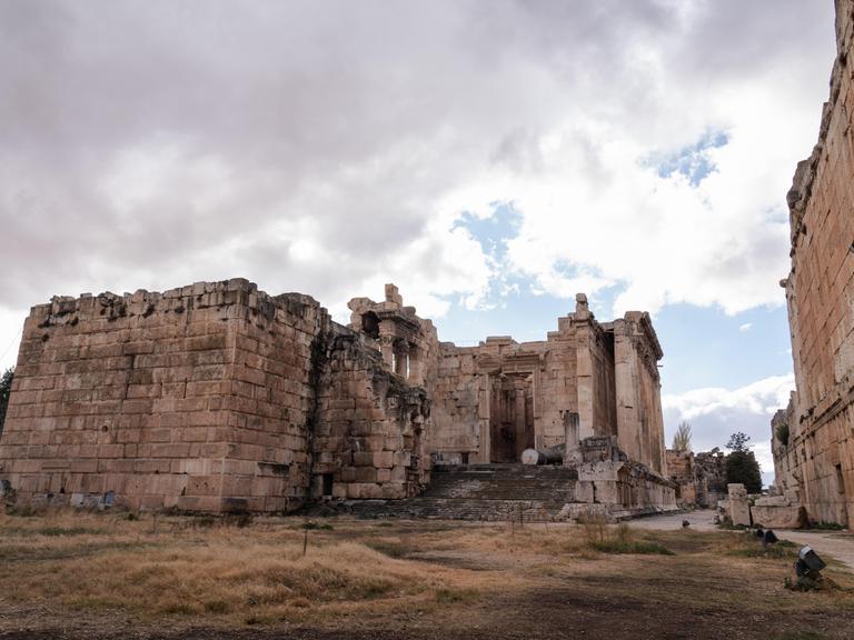 Blick auf den Bacchus-Tempel in Baalbek im Libanon.