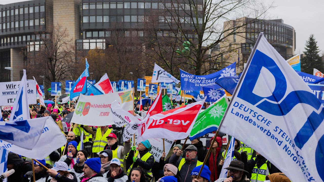 Dürfen Angestellte Im öffentlichen Dienst Demonstrieren Tarifstreit im öffentlichen Dienst - Tausende demonstrieren in Düsseldorf