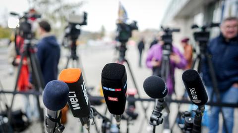 Kameras und Mikrofone stehen am Morgen zu Beginn der Fortsetzung der Koalitionsverhandlungen von Union und SPD vor der CDU-Parteizentrale, dem Konrad-Adenauer-Haus.