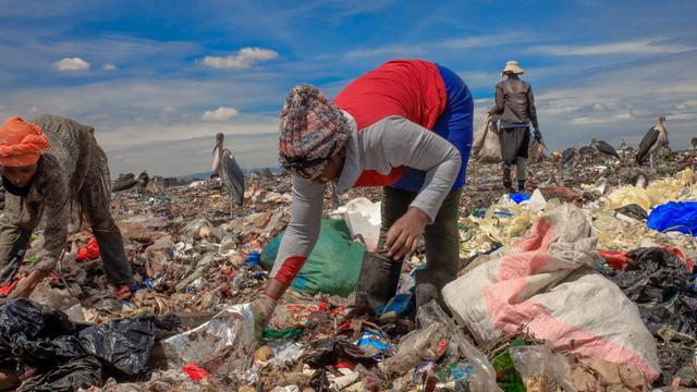 Menschen suchen auf einer Müllkippe nahe dem Slum Dandora im kenianischen Nairobi nach Brauchbarem.
