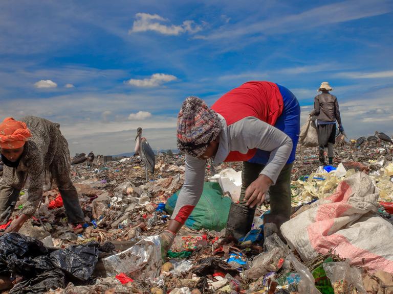 Menschen suchen auf einer Müllkippe nahe dem Slum Dandora im kenianischen Nairobi nach Brauchbarem.